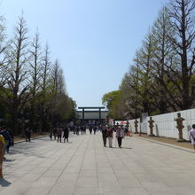 歩いてきた参道を振り返り　大鳥居が遠くに見えます