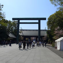 第二鳥居　青銅製の鳥居としては日本一の大きさ