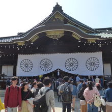 拝殿には多くの参拝客が訪れていました