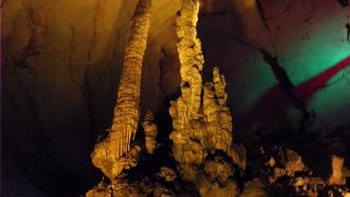 洞窟内をボートで遊覧