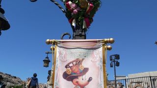 ディズニー・イースターのデコレーションが施されています。