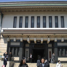 靖国神社の参拝者無料休憩所の標識のある休憩所の建物の全景です