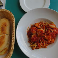 大き目のシュリンプが沢山　トマトソースのスパゲティ
