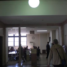 参拝者無料休憩所の休憩コーナーは、比較的余裕のある状況です。