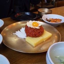 日本では食べられないユッケも満喫