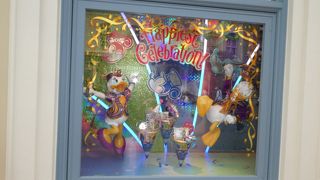 ショーウインドウには35周年グッズが展示されています！