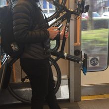 ポートランドは自転車に優しい街。社内にも持ち込めます。