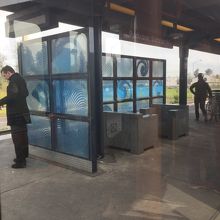 空港近くの駅は鉄道の駅っぽい感じ。