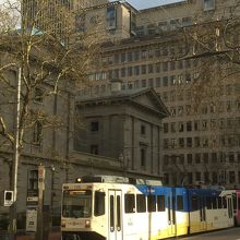 街中の駅は普通の歩道。ｸﾞﾘｰﾝとイエロー共通の駅です。