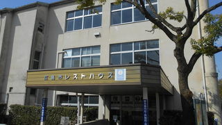 元康橋を渡ってすぐの平和公園の入り口にある大きな建物ですが現在は閉鎖中でした