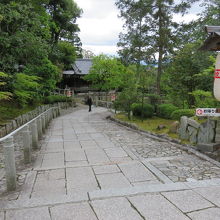 三門の東側にあるなだらかな石段。