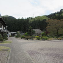 直売所奥には古民家などがあります