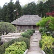 庭園に佇む古民家は良い雰囲気です