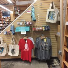 本を買う人グッズを買う人でレジは混雑。