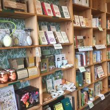 ホーソン店の書棚。