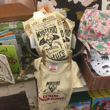 ホーソン店のベビー服には将来の職業を占うメッセージ。