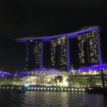 マリーナ湾にからの夜景です。