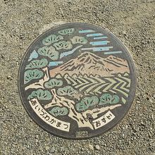 カラーマンホール（鶴ヶ城公園内）