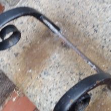 靴の泥を落とします