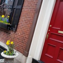 レンガ造りと花々