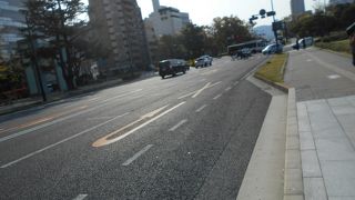 とても大きな通りで平和公園内の南の部分に並行して通っています