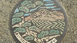 ご当地カラーマンホールをお見逃しなく。