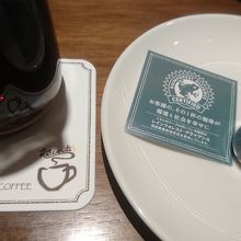 アイスコーヒー  ミルクとガムシロはお皿に乗せて持ってくれる