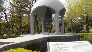 観光客など　鐘を突く人もいましたが音はそれほど大きくはありませんでした