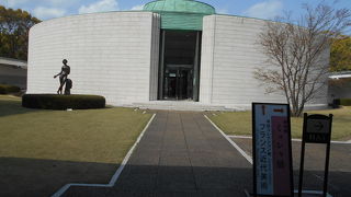 広島城の堀の南側の堀と　道路を隔てた角にあり　入り口が少し見つけにくかったです。