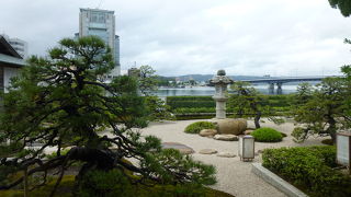 鯛めしで有名な老舗で、鰻まぶしご膳ランチ。ビューも素晴らしい