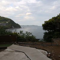 部屋からの眺め。ただし、露天風呂への道のりなのでカーテンを開