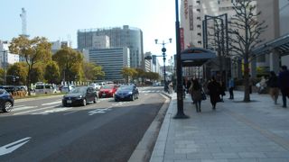 アストラムラインの県庁前駅の前にあります