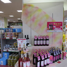 さて正面玄関から入ると目の前には商品の山、期待できそうです