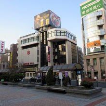 盛岡駅から見た風景、あの建物の2階に「盛楼閣」があります
