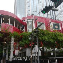 赤い建物が目印