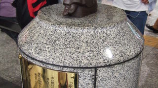 小さい像ですが、いつでも人が多いです