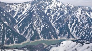 展望台からは黒部湖が小さく見えます。後立山連峰等の山並みが見えます。