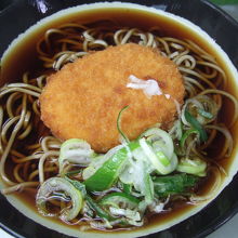 東神奈川駅日栄軒のコロッケそば
