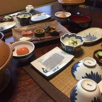 朝食。お櫃を空にしてしまうくらいご飯が美味しい。