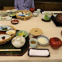 朝食も朝から食べきれないほどのおごちそうでした。