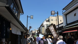 食べ物店やお土産店が並んでにぎわっていました