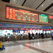 天津行きは北京南駅。高鐵乗り場は2階フロア、切符は構内で購入可能