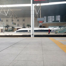 高鐵のホーム。無駄に広いし何もない