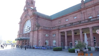 赤いレンガ造りの大きな建物です