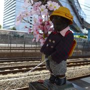 浜松町駅３番・４番線ホームの品川よりに「小便小僧像」が居ました!!