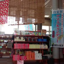 館内の売店。
