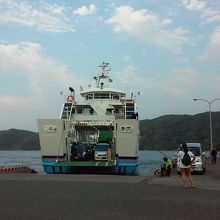 加計呂麻島ではフェリーの到着時には、島バスが集合します。
