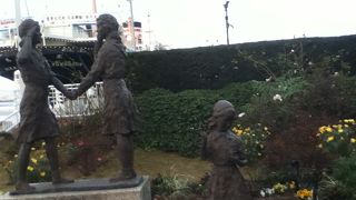 氷川丸の前にある