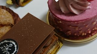 沢山のケーキとチョコレートが誘います