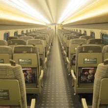 殆ど客の姿が見られない朝便車内の様子